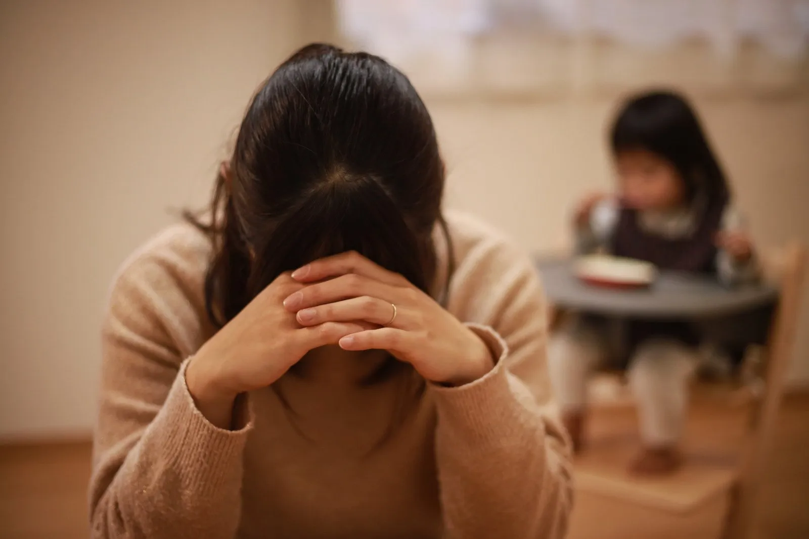 悩んでいる女性
