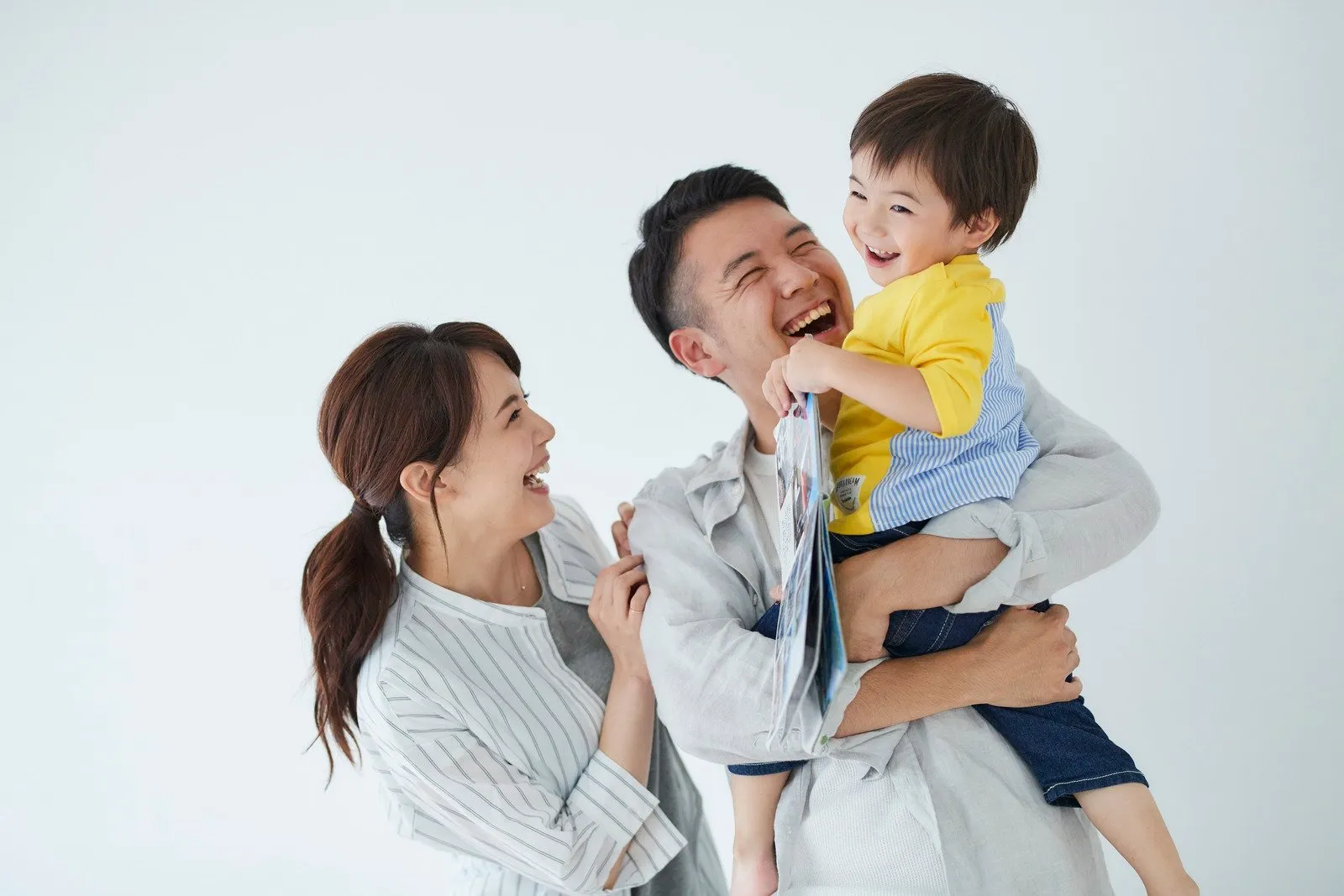 家族が笑顔で生活している